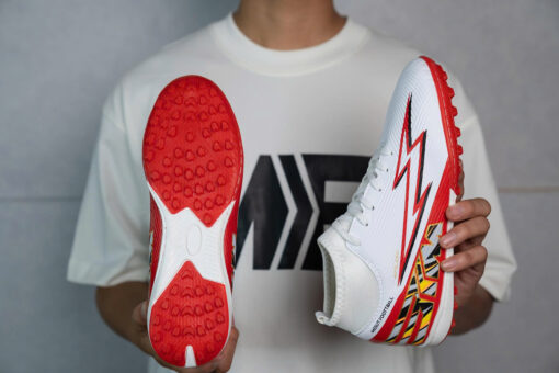 Giày đá banh Mesút Flash chính hãng trên sân cỏ nhân tạo.