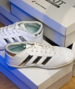 Giày Bóng Đá Mesút 3 Sọc Bạc